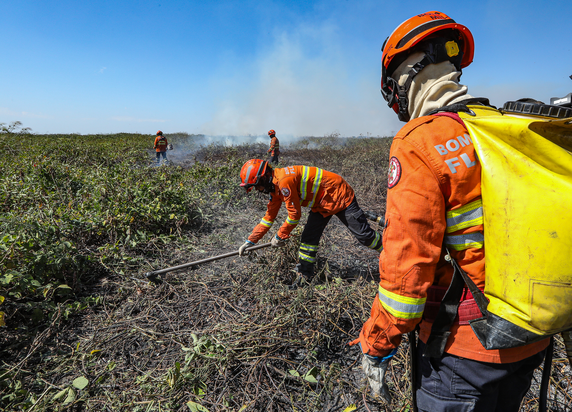 Corpo de Bombeiros continua combate ao incêndio em Porto Conceição neste sábado (13)